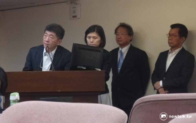 衛福部長陳時中被質詢時一度生悶氣,只因委員不給機會針對問題發言解釋。 圖:鍾孟軒/攝 衛福部長陳時中被質詢時一度生悶氣,只因委員不給機會針對問題發言解釋。 圖:鍾孟軒/攝
