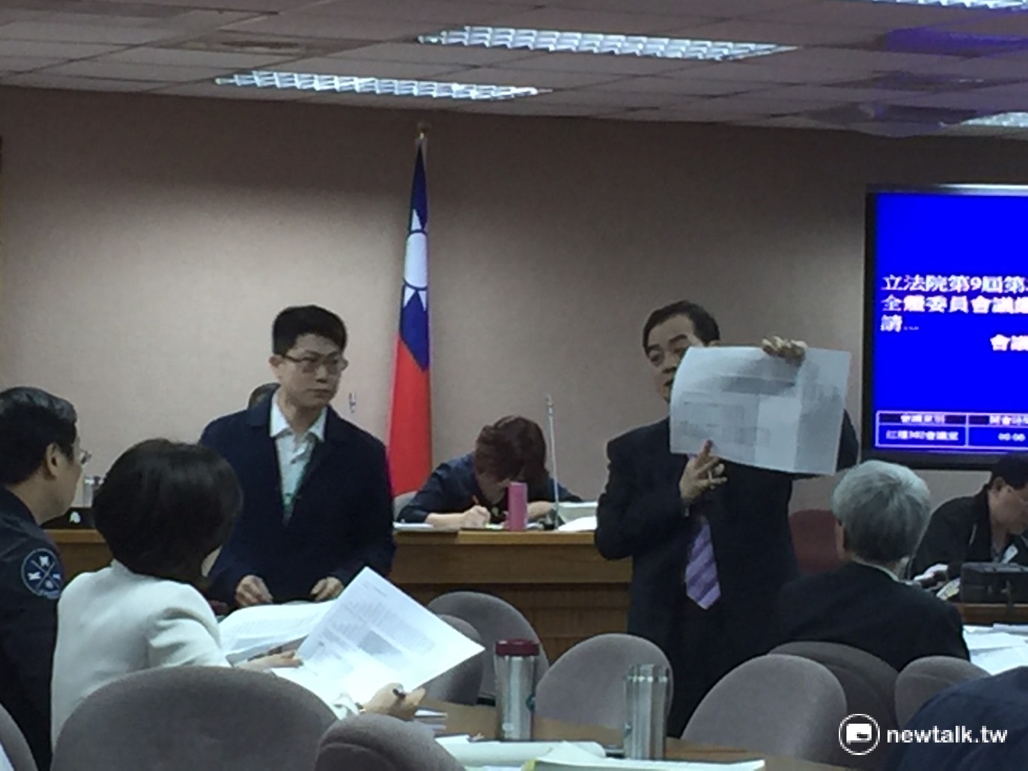 立法院司法及法制委員會今天繼續審查「公務人員退休撫卹法」草案,初審通過公務人員再回任條文,明定公務人員再回任,之前年資不得併計。 立法院司法及法制委員會今天繼續審查「公務人員退休撫卹法」草案,初審通過公務人員再回任條文,明定公務人員再回任,之前年資不得併計。