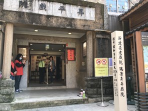 十分瀑布是垂簾型瀑布,有「台灣尼加拉瀑布」之稱,水聲隆隆,氣勢輝弘,若剛好有陽光照射,還會出現一道斜掛在瀑布上的彩虹,所以也有「彩虹淵」的別名。 十分瀑布是垂簾型瀑布,有「台灣尼加拉瀑布」之稱,水聲隆隆,氣勢輝弘,若剛好有陽光照射,還會出現一道斜掛在瀑布上的彩虹,所以也有「彩虹淵」的別名。