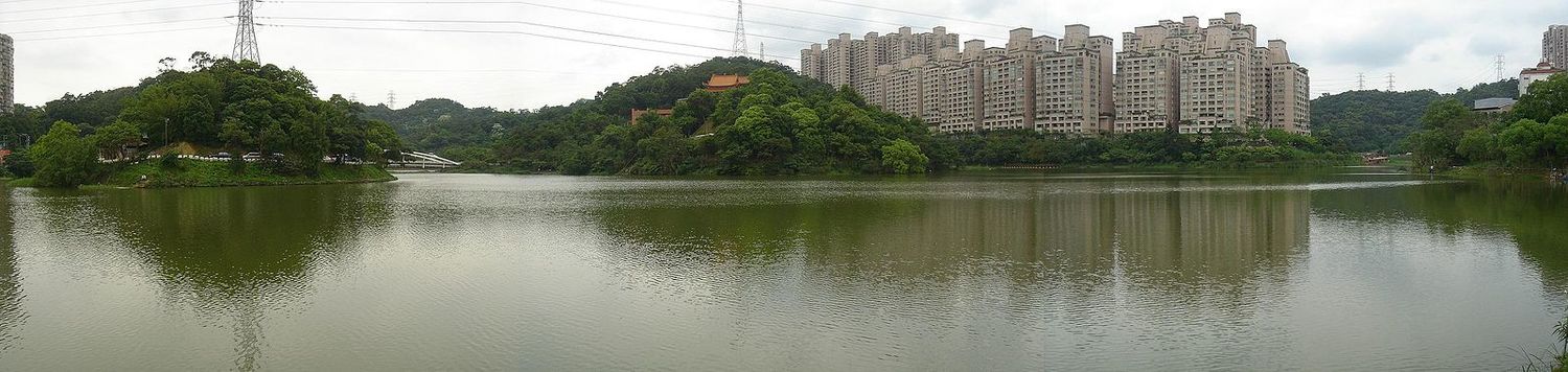 十分瀑布是垂簾型瀑布,有「台灣尼加拉瀑布」之稱,水聲隆隆,氣勢輝弘,若剛好有陽光照射,還會出現一道斜掛在瀑布上的彩虹,所以也有「彩虹淵」的別名。 十分瀑布是垂簾型瀑布,有「台灣尼加拉瀑布」之稱,水聲隆隆,氣勢輝弘,若剛好有陽光照射,還會出現一道斜掛在瀑布上的彩虹,所以也有「彩虹淵」的別名。