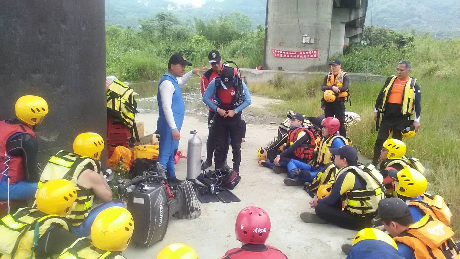 台中市境內河川多屬急流特性,且暗藏漩渦,不諳水性的民眾一不小心就可能因溺水而枉送寶貴生命。台中市雖已公告12處危險水域並立標誌禁止戲水,但過去5年內仍有37人因戲水、垂釣或失足而不幸喪命。 圖:台中市政府新聞局/提供 台中市境內河川多屬急流特性,且暗藏漩渦,不諳水性的民眾一不小心就可能因溺水而枉送寶貴生命。台中市雖已公告12處危險水域並立標誌禁止戲水,但過去5年內仍有37人因戲水、垂釣或失足而不幸喪命。 圖:台中市政府新聞局/提供