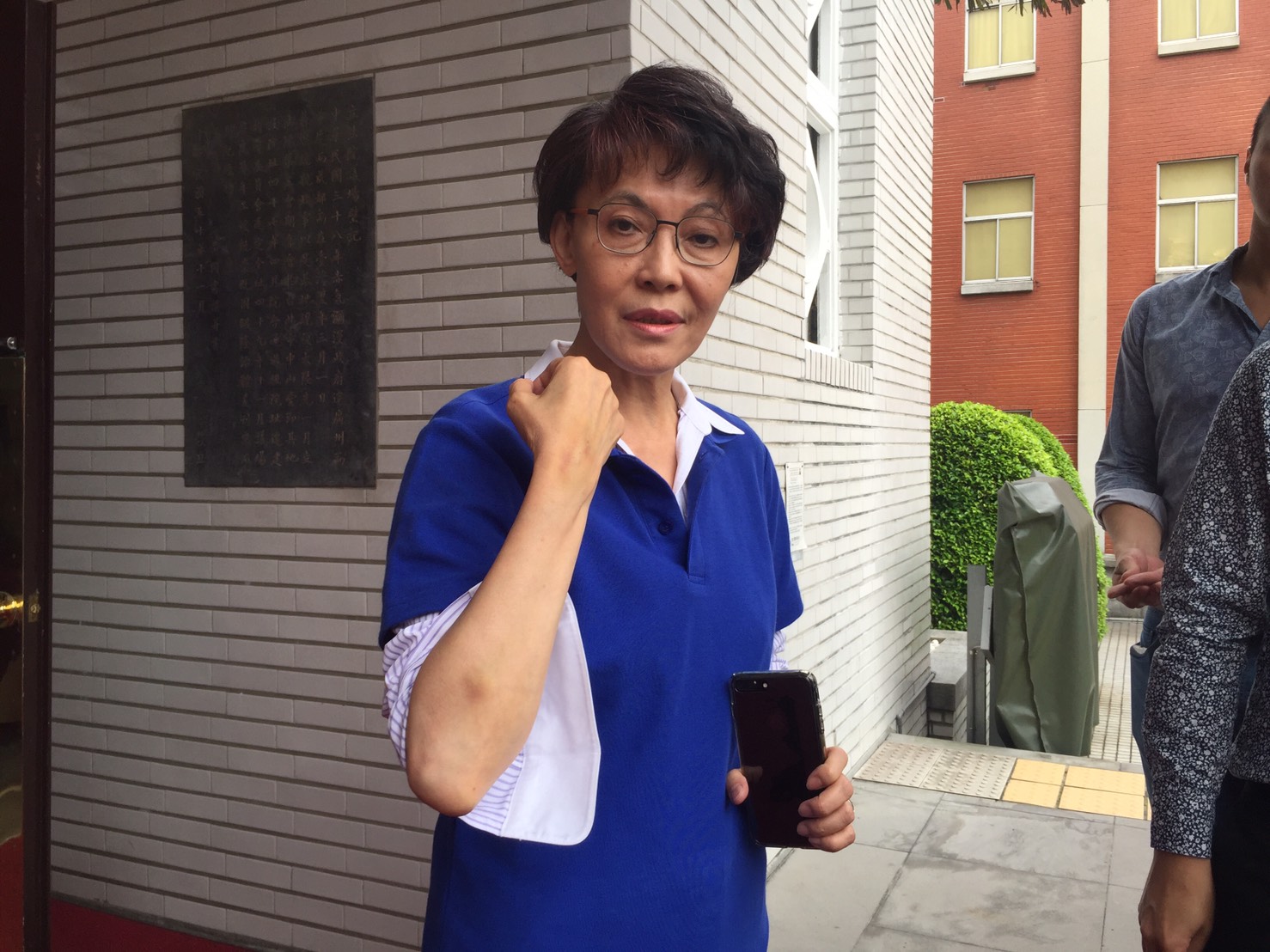 國民黨立委黃昭順5日出示遭民進黨立委管碧玲抓傷部位,還說管碧玲拉扯她脖子上的哨子,讓她生命受威脅,所以才用蠻荒之力回擊。 圖:林人芳/攝 國民黨立委黃昭順5日出示遭民進黨立委管碧玲抓傷部位,還說管碧玲拉扯她脖子上的哨子,讓她生命受威脅,所以才用蠻荒之力回擊。 圖:林人芳/攝