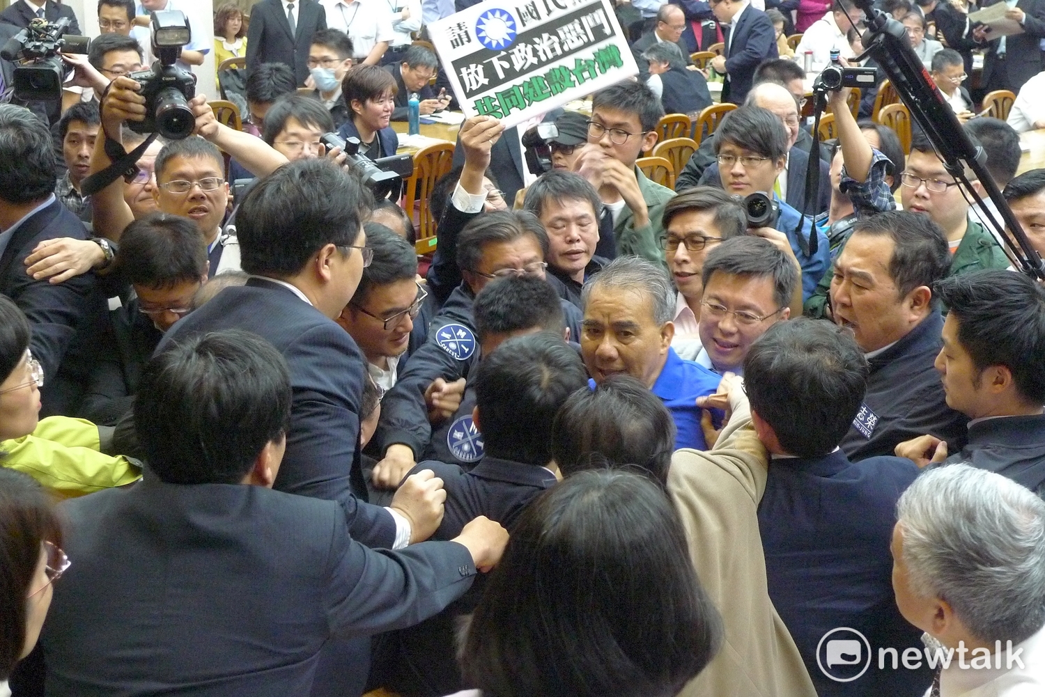 「前瞻基礎建設特別條例」在立法院經濟委員會審查時爆發衝突,場面火爆。 「前瞻基礎建設特別條例」在立法院經濟委員會審查時爆發衝突,場面火爆。