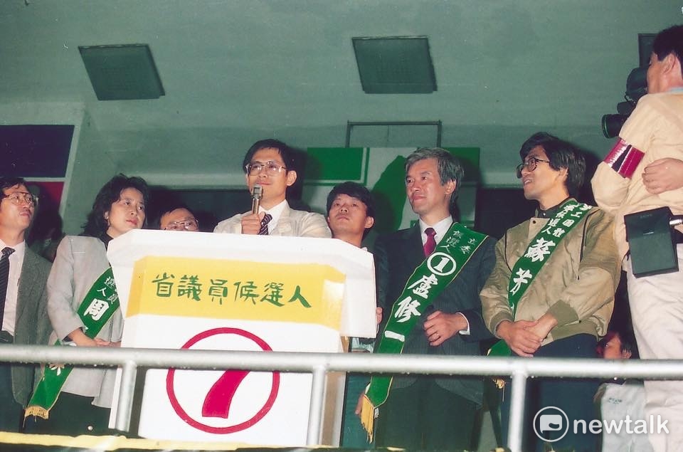 1986年11月6日,民進黨建黨18人工作小組在台大校友會館公布黨綱與黨章記者會。第一排右起傅正、張俊雄、許榮淑、康寧祥、黃爾璇、費希平、謝長廷、周清玉、顏錦福。第二排左起邱義仁、洪奇昌、江鵬堅、尤清、周滄淵、蘇貞昌、游錫堃、陳菊。郭吉仁律師有事先離開,沒有參加合影。 1986年11月6日,民進黨建黨18人工作小組在台大校友會館公布黨綱與黨章記者會。第一排右起傅正、張俊雄、許榮淑、康寧祥、黃爾璇、費希平、謝長廷、周清玉、顏錦福。第二排左起邱義仁、洪奇昌、江鵬堅、尤清、周滄淵、蘇貞昌、游錫堃、陳菊。郭吉仁律師有事先離開,沒有參加合影。