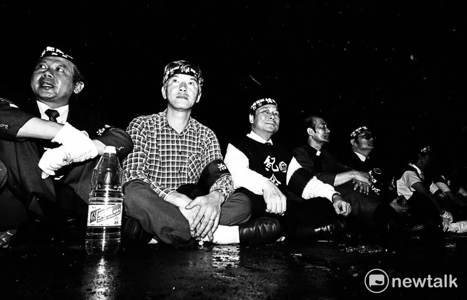 1986年11月6日,民進黨建黨18人工作小組在台大校友會館公布黨綱與黨章記者會。第一排右起傅正、張俊雄、許榮淑、康寧祥、黃爾璇、費希平、謝長廷、周清玉、顏錦福。第二排左起邱義仁、洪奇昌、江鵬堅、尤清、周滄淵、蘇貞昌、游錫堃、陳菊。郭吉仁律師有事先離開,沒有參加合影。 1986年11月6日,民進黨建黨18人工作小組在台大校友會館公布黨綱與黨章記者會。第一排右起傅正、張俊雄、許榮淑、康寧祥、黃爾璇、費希平、謝長廷、周清玉、顏錦福。第二排左起邱義仁、洪奇昌、江鵬堅、尤清、周滄淵、蘇貞昌、游錫堃、陳菊。郭吉仁律師有事先離開,沒有參加合影。