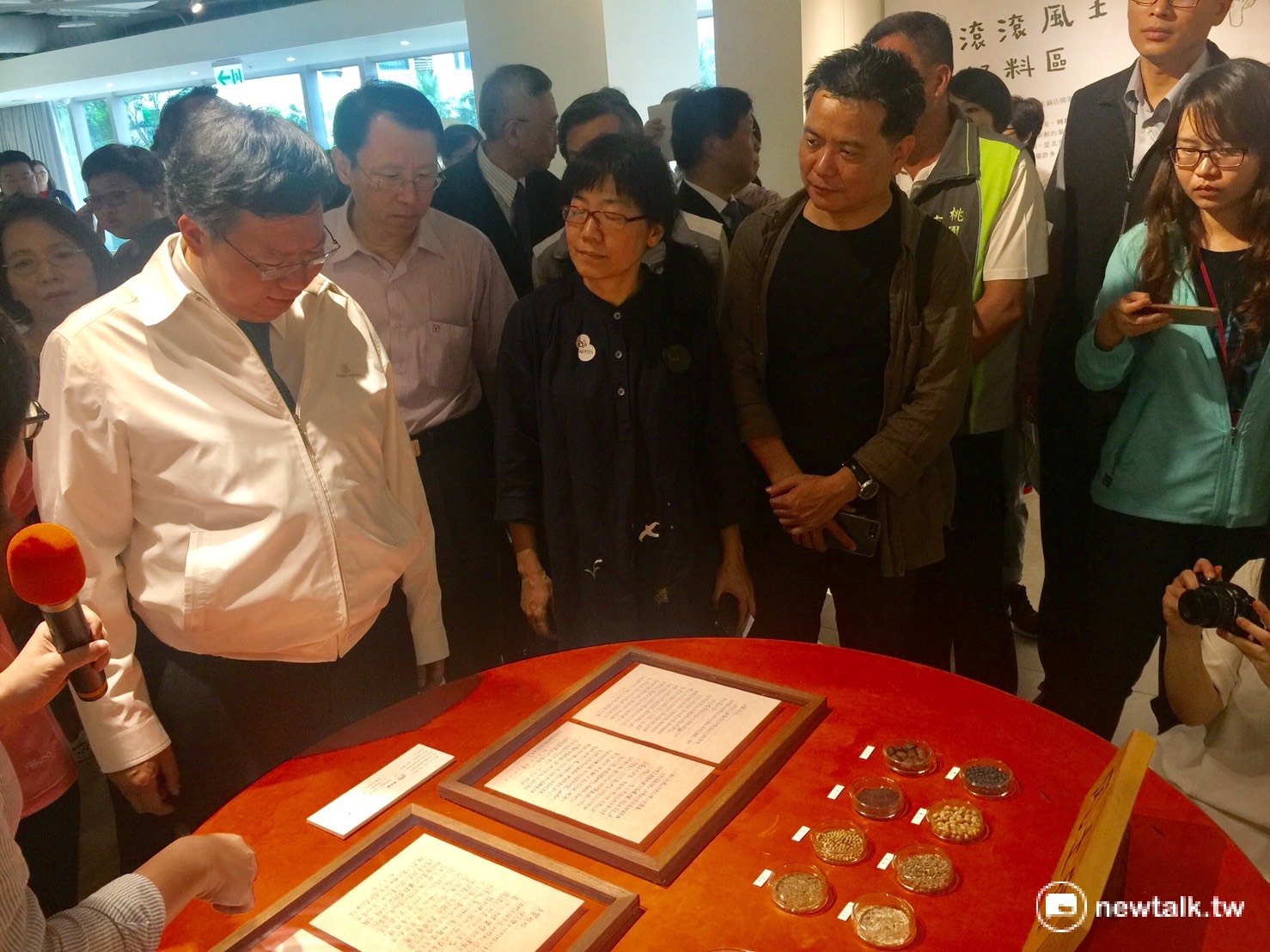 桃園機場捷運線上A8(長庚醫院站)2楼的「A8藝文中心」,佔地約100坪,以藝文展覽、工作坊、講座等多元活動等親近藝術為主的文化藝術新據點。 圖:游依琳/攝 桃園機場捷運線上A8(長庚醫院站)2楼的「A8藝文中心」,佔地約100坪,以藝文展覽、工作坊、講座等多元活動等親近藝術為主的文化藝術新據點。 圖:游依琳/攝