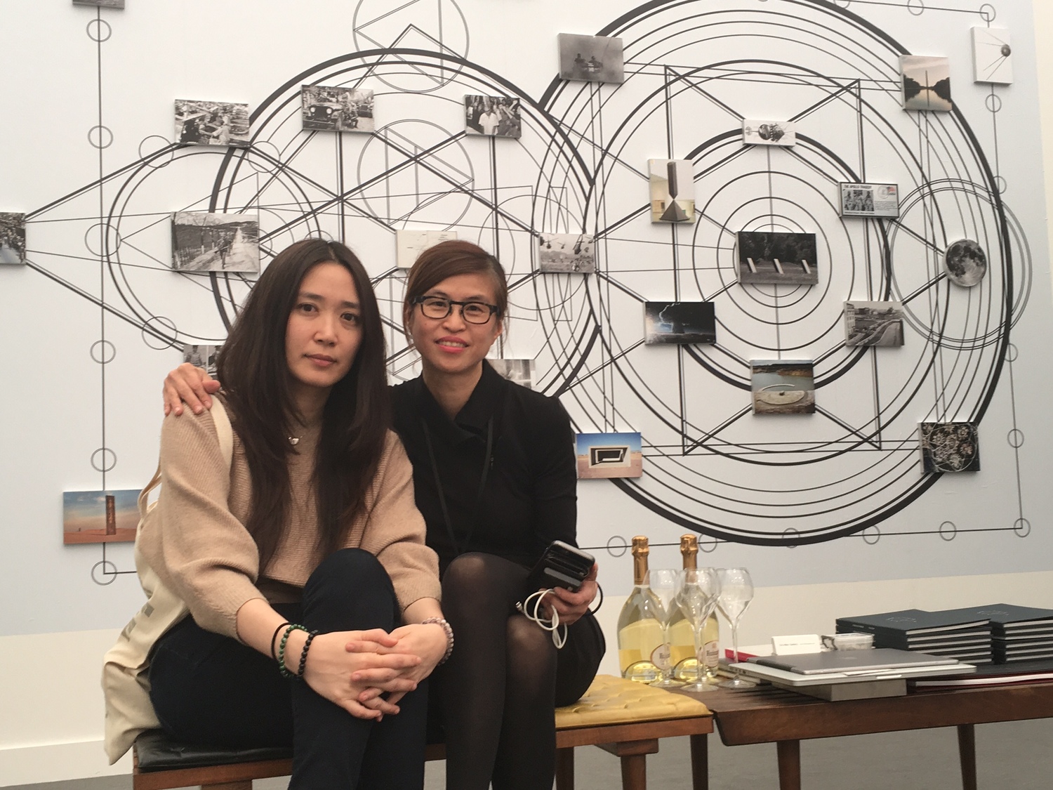 其玟畫廊總監黃其玟與此次參展藝術家陳瀅如在展場合影。 圖:文化部/提供 其玟畫廊總監黃其玟與此次參展藝術家陳瀅如在展場合影。 圖:文化部/提供