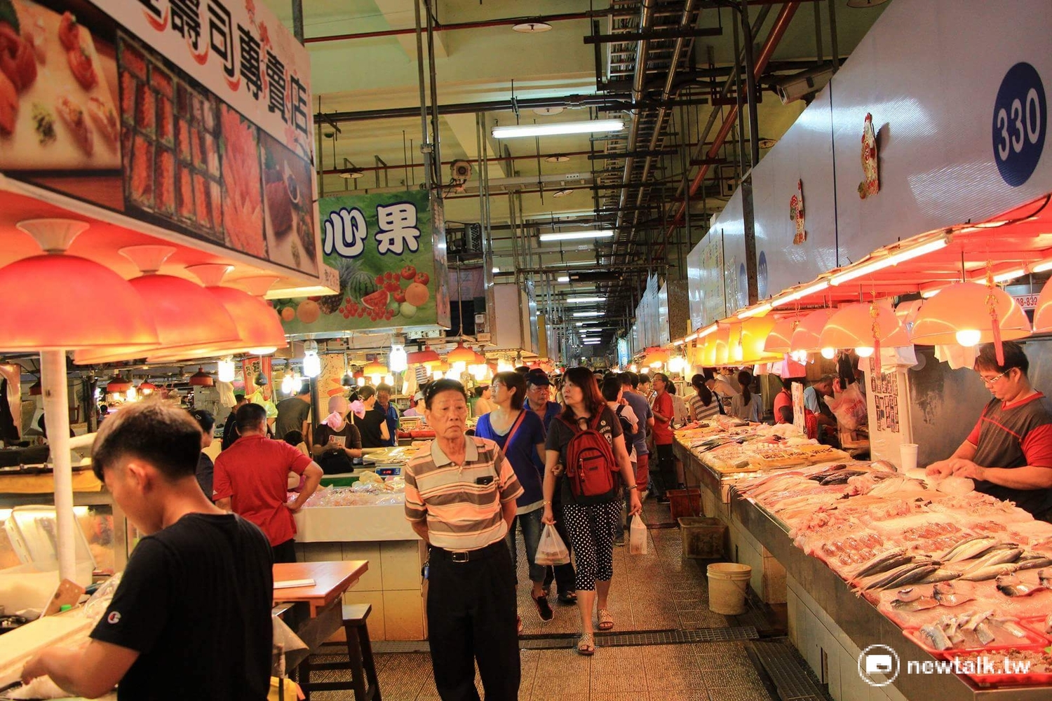 旅行業者配合鮪魚季推旅行行程,結合東港華僑市場美食與在地文化導覽。 圖:呂晏慈攝 旅行業者配合鮪魚季推旅行行程,結合東港華僑市場美食與在地文化導覽。 圖:呂晏慈攝