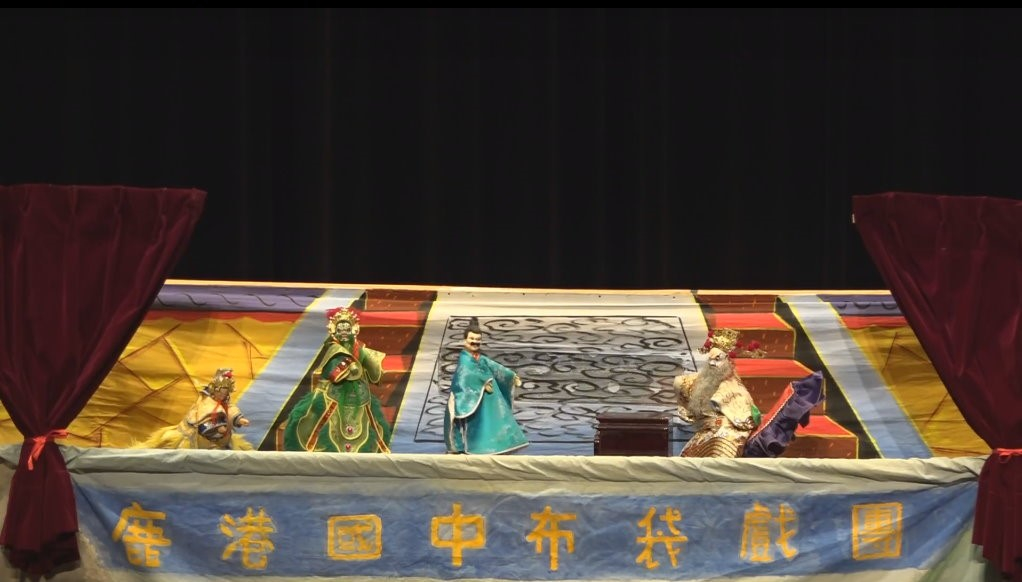 傳統布袋戲「奪玉璽」-文場南管及武場北管搭配應用,布袋戲專業口語及操偶技術的展現,加上喝馬龍頭與四句聯特色口白的絕佳搭配,足以媲美專業的野台布袋戲。 圖:教育部提供 傳統布袋戲「奪玉璽」-文場南管及武場北管搭配應用,布袋戲專業口語及操偶技術的展現,加上喝馬龍頭與四句聯特色口白的絕佳搭配,足以媲美專業的野台布袋戲。 圖:教育部提供