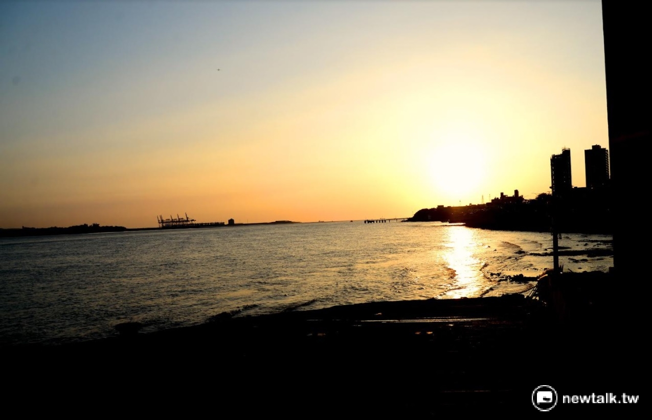 位於海關碼頭的西段登船斜坡,面向淡水河出海口,無任何遮蔽物,是絕佳觀夕位置。黃澄澄的太陽逐漸沒入地平線,一片片的橘黃也隨著渲染蔚藍的天空,天際化成繽紛色彩,讓人讚嘆淡水之美。 圖:淡水古蹟博物館/提供 位於海關碼頭的西段登船斜坡,面向淡水河出海口,無任何遮蔽物,是絕佳觀夕位置。黃澄澄的太陽逐漸沒入地平線,一片片的橘黃也隨著渲染蔚藍的天空,天際化成繽紛色彩,讓人讚嘆淡水之美。 圖:淡水古蹟博物館/提供