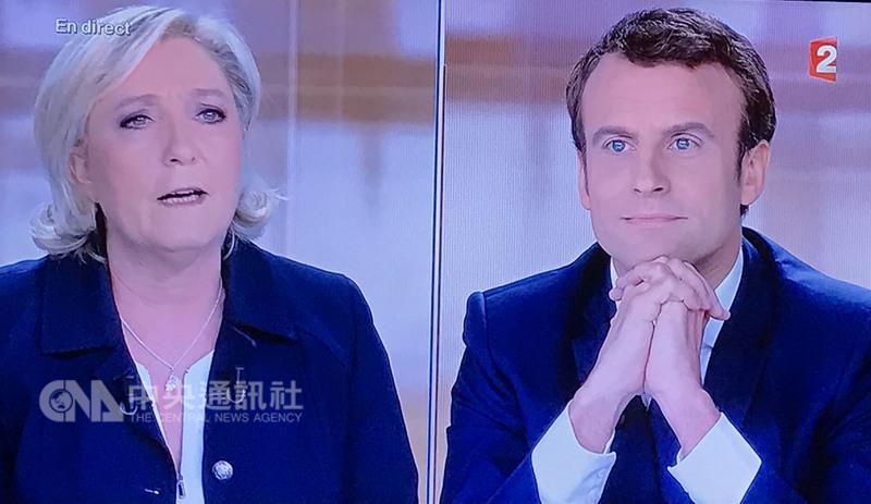 根據法國總統決選前最後民調,極右派瑪琳.雷朋(左 )在電視辯論的表現太具攻擊性,支持率再降,與對手 馬克宏的差距更大。 根據法國總統決選前最後民調,極右派瑪琳.雷朋(左 )在電視辯論的表現太具攻擊性,支持率再降,與對手 馬克宏的差距更大。