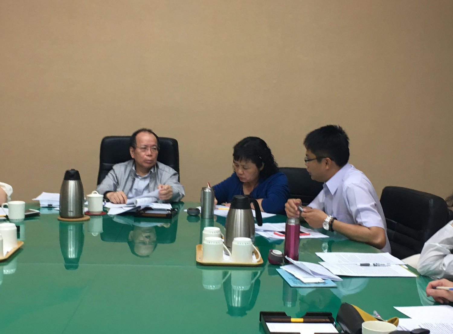中華民國野鳥協會理事長蔡世鵬5日到行政院拜會政務委員張景森(左1),當面提出鹽田光電計畫的相關訴求,討論可能的減輕方案。 圖:中華鳥會提供 中華民國野鳥協會理事長蔡世鵬5日到行政院拜會政務委員張景森(左1),當面提出鹽田光電計畫的相關訴求,討論可能的減輕方案。 圖:中華鳥會提供