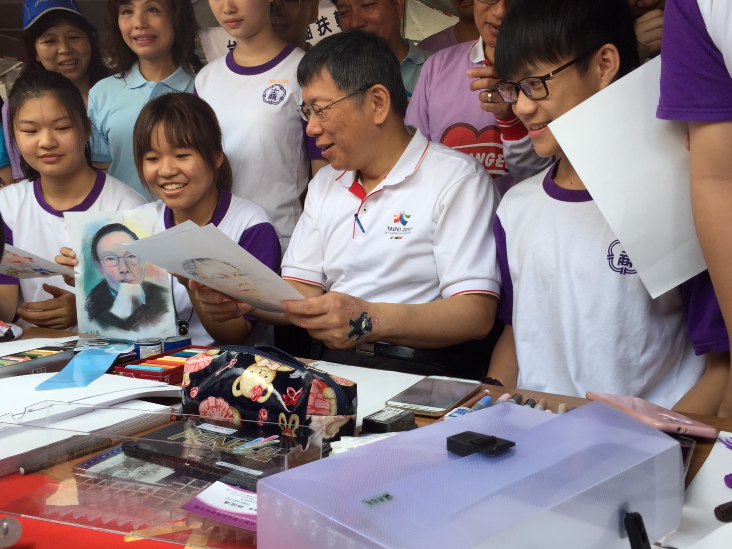 台北市長柯文哲今天出席「第五屆愛天使樂活園遊會」,北士商學生特地手繪柯文哲畫像,但因每張都維妙維肖,讓他也很難選出最像的一張。 圖:林人芳/攝 台北市長柯文哲今天出席「第五屆愛天使樂活園遊會」,北士商學生特地手繪柯文哲畫像,但因每張都維妙維肖,讓他也很難選出最像的一張。 圖:林人芳/攝