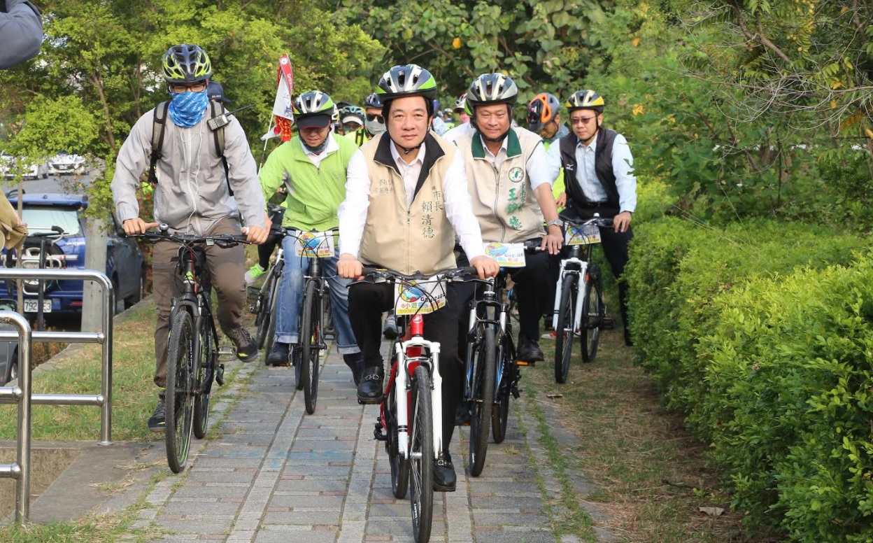 市長賴清親自帶領近200名「大、小臺江」朋友,騎單車暢遊去年底完工的山海圳,見證這條全臺獨一無二的綠道。 圖:台南市政府提供 市長賴清親自帶領近200名「大、小臺江」朋友,騎單車暢遊去年底完工的山海圳,見證這條全臺獨一無二的綠道。 圖:台南市政府提供