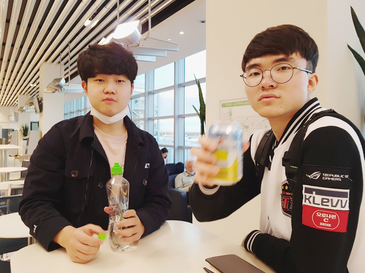 中路「大魔王」Faker給予閃電狼高度評價,但上路選手「Huni」許勝勛卻表達不同看法:「雖然北美的TSM、歐洲的G2、台灣的閃電狼都是強隊,但是我們不會把他們放在眼裡。」展現出世界強隊的霸氣。 圖:翻攝自SK Telecom T1官方推特 中路「大魔王」Faker給予閃電狼高度評價,但上路選手「Huni」許勝勛卻表達不同看法:「雖然北美的TSM、歐洲的G2、台灣的閃電狼都是強隊,但是我們不會把他們放在眼裡。」展現出世界強隊的霸氣。 圖:翻攝自SK Telecom T1官方推特