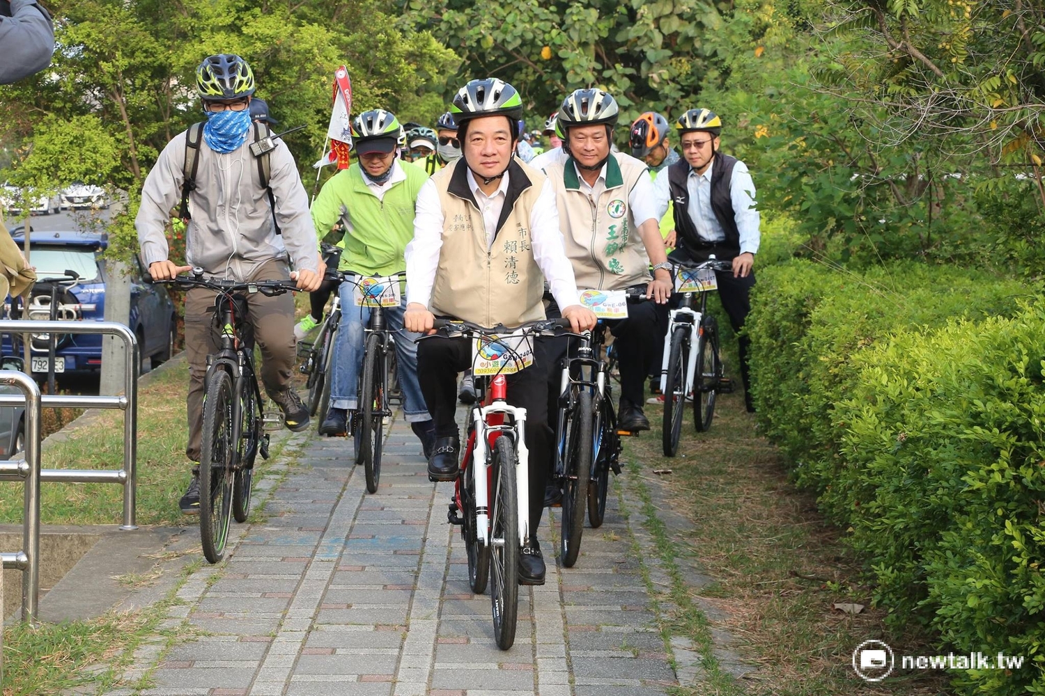 台南市長賴清德親自帶領近200名「大、小台江」朋友,騎單車暢遊去年底完工的山海圳,見證這條全臺獨一無二的綠道。 圖:台南市府/提供 台南市長賴清德親自帶領近200名「大、小台江」朋友,騎單車暢遊去年底完工的山海圳,見證這條全臺獨一無二的綠道。 圖:台南市府/提供
