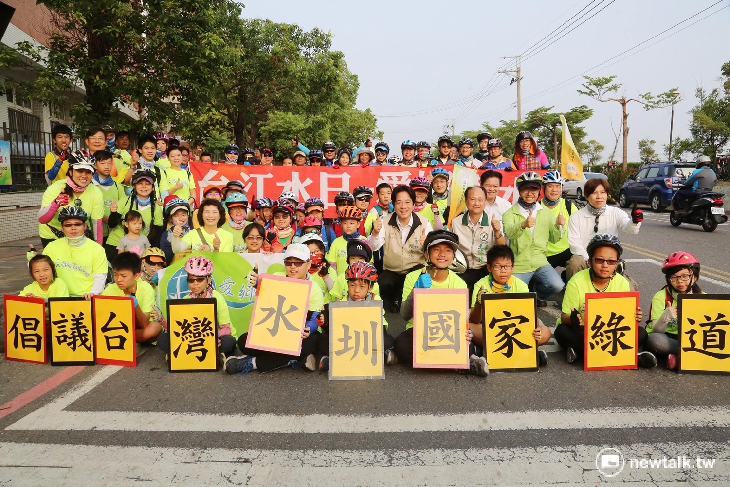 江水日─《愛鄉護水》行動,是由小台江、海尾朝皇宮、社大臺江分校、臺江文化促進會等臺江NGO發起,每年5月第一個星期日,騎著單車沿著嘉南大圳到烏山頭水庫溯源,倡議守護河川、守護家園。 圖:台南市府/提供 江水日─《愛鄉護水》行動,是由小台江、海尾朝皇宮、社大臺江分校、臺江文化促進會等臺江NGO發起,每年5月第一個星期日,騎著單車沿著嘉南大圳到烏山頭水庫溯源,倡議守護河川、守護家園。 圖:台南市府/提供
