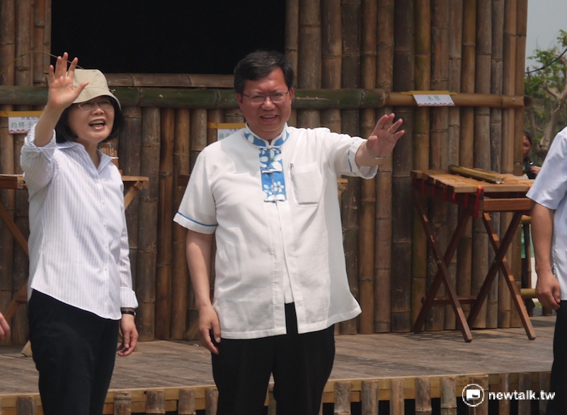 民眾熱情高喊「蔡總統好!」蔡英文與鄭文燦揮手致意。 圖:鍾孟軒/攝 民眾熱情高喊「蔡總統好!」蔡英文與鄭文燦揮手致意。 圖:鍾孟軒/攝