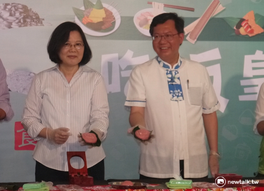 總統蔡英文與桃園市長鄭文燦體驗手作紅龜粿。 圖:鍾孟軒/攝 總統蔡英文與桃園市長鄭文燦體驗手作紅龜粿。 圖:鍾孟軒/攝