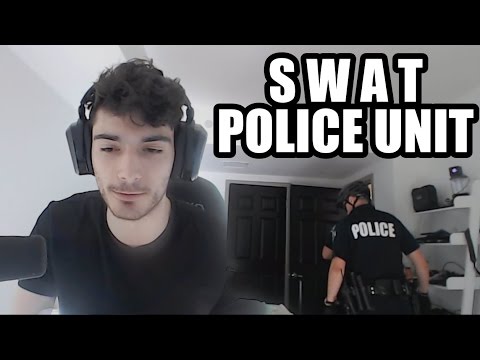 但這樣的狀況對Paul來說不是第一次了,先前他在家中實況時也被網友誣告舉報,使得實況到了一半他便被鎮暴警察壓制帶離住處。 圖:翻攝自 Ice_Poseidon YouTube頻道 但這樣的狀況對Paul來說不是第一次了,先前他在家中實況時也被網友誣告舉報,使得實況到了一半他便被鎮暴警察壓制帶離住處。 圖:翻攝自 Ice_Poseidon YouTube頻道