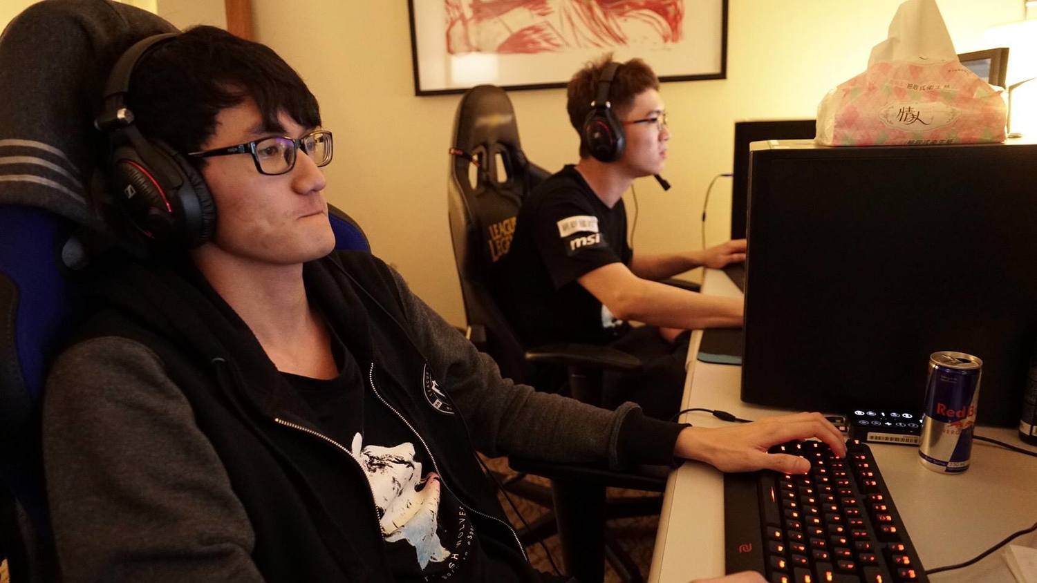 Karsa與MMD正在加緊練習中。 圖:翻攝自 《Flash Wolves》閃電狼職業電競隊 官方粉絲專頁 Karsa與MMD正在加緊練習中。 圖:翻攝自 《Flash Wolves》閃電狼職業電競隊 官方粉絲專頁