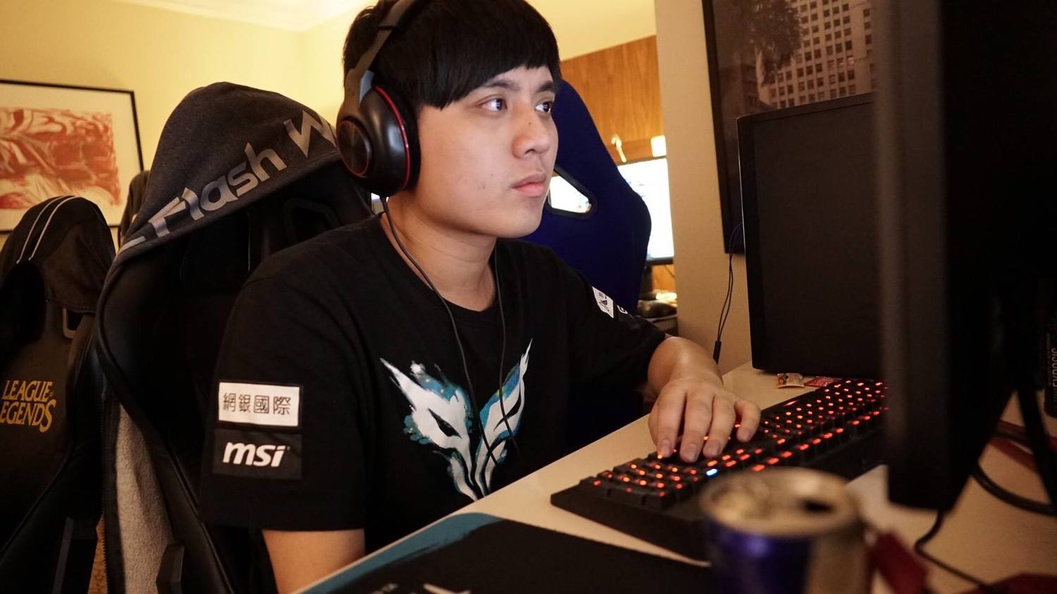 Maple聚精會神地看著螢幕。 圖:翻攝自 《Flash Wolves》閃電狼職業電競隊 官方粉絲專頁 Maple聚精會神地看著螢幕。 圖:翻攝自 《Flash Wolves》閃電狼職業電競隊 官方粉絲專頁