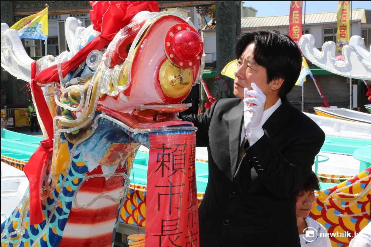 今(9)日台南市長賴清德帶領民眾在安平開台天后宮辦理龍舟點睛儀式,祈祝龍舟錦標賽平安順利。 圖:翻攝自賴清德臉書 今(9)日台南市長賴清德帶領民眾在安平開台天后宮辦理龍舟點睛儀式,祈祝龍舟錦標賽平安順利。 圖:翻攝自賴清德臉書