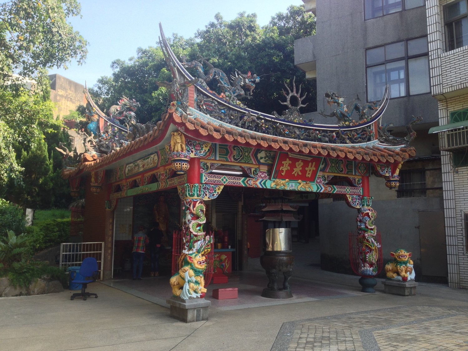 桃園觀音甘泉寺建成超過百年,因有一尊酷似觀音的天然石像、以及傳能治百病的「甘泉井」,成為當地信仰中心。 圖:翻攝自維基百科 桃園觀音甘泉寺建成超過百年,因有一尊酷似觀音的天然石像、以及傳能治百病的「甘泉井」,成為當地信仰中心。 圖:翻攝自維基百科