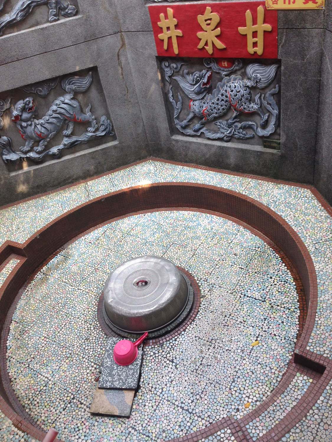 甘泉寺內有座甘泉井,以能治百病而聞名遐邇。 圖:翻攝自維基百科 甘泉寺內有座甘泉井,以能治百病而聞名遐邇。 圖:翻攝自維基百科