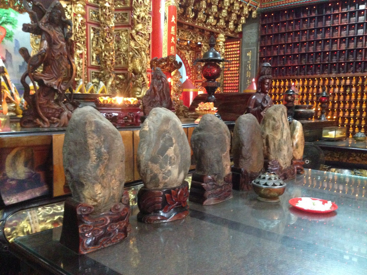 相傳清領時期,因有居民意外在河中撿到一塊貌似觀音的石頭,隨後建草庵供奉石觀音,成為觀音區地名由來,圖為廟內的觀音石像。 圖:翻攝自維基百科 相傳清領時期,因有居民意外在河中撿到一塊貌似觀音的石頭,隨後建草庵供奉石觀音,成為觀音區地名由來,圖為廟內的觀音石像。 圖:翻攝自維基百科