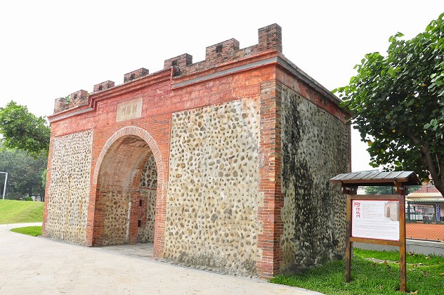 「阿猴城門」意即屏東城門,是清代屏東古城一部份,曾見證了漢人遷徙至屏東的歷史。 圖:翻攝自PBike官方網站 「阿猴城門」意即屏東城門,是清代屏東古城一部份,曾見證了漢人遷徙至屏東的歷史。 圖:翻攝自PBike官方網站
