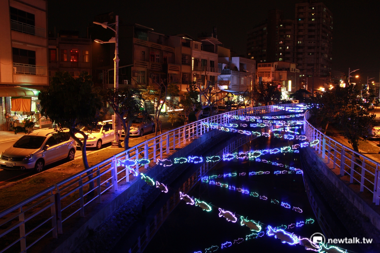 東隆宮對面光復路大排兩側,架設許多鮪魚燈飾。 圖:呂晏慈攝 東隆宮對面光復路大排兩側,架設許多鮪魚燈飾。 圖:呂晏慈攝