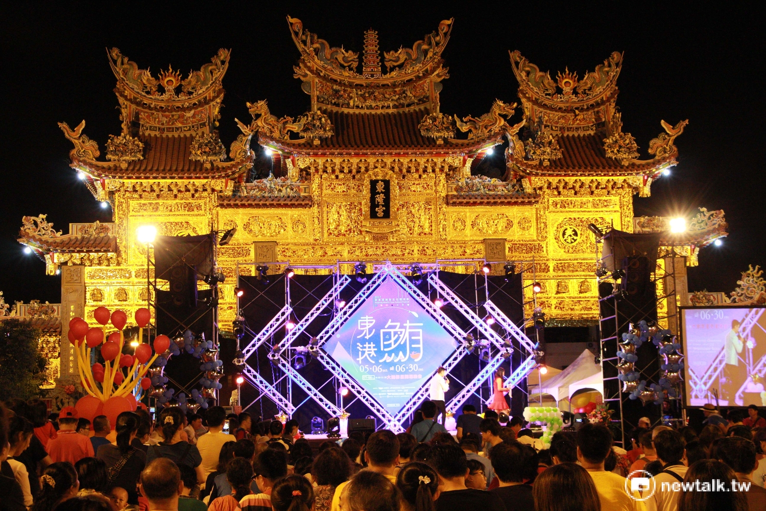 東隆宮廟前金碧輝煌,夜觀更顯盛壯之美。 圖:呂晏慈攝 東隆宮廟前金碧輝煌,夜觀更顯盛壯之美。 圖:呂晏慈攝