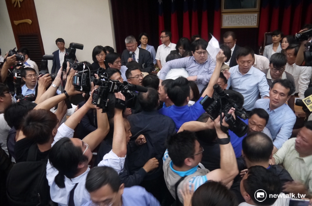 5月11日前瞻會議尚未開始,藍綠立委已打成一團。(新頭殻資料照) 圖:鍾孟軒/攝 5月11日前瞻會議尚未開始,藍綠立委已打成一團。(新頭殻資料照) 圖:鍾孟軒/攝