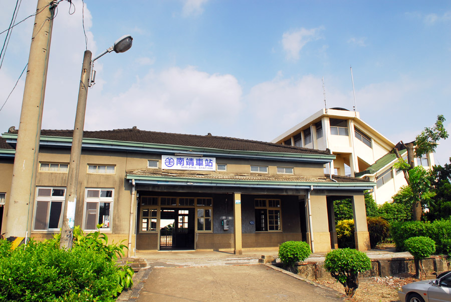 南靖車站採「大壁式」建築結構,包括站內候車室、售票口、座椅、窗戶都是木造風格,頗有復古風。 圖:翻攝自維基百科 南靖車站採「大壁式」建築結構,包括站內候車室、售票口、座椅、窗戶都是木造風格,頗有復古風。 圖:翻攝自維基百科
