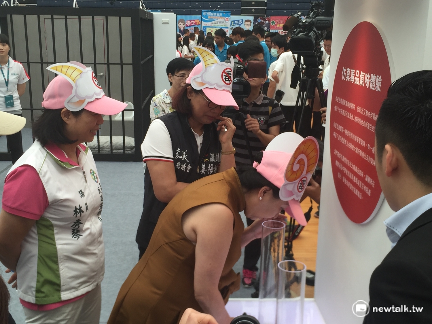 嘉義縣長張花冠結合企業反毒的行動,早在5月初已經以運用新科技-多媒體互動、AR情境虛擬及3D電影巡迴車,宣導反毒品行動嘉義縣長張花冠結合企業反毒的行動。 嘉義縣長張花冠結合企業反毒的行動,早在5月初已經以運用新科技-多媒體互動、AR情境虛擬及3D電影巡迴車,宣導反毒品行動嘉義縣長張花冠結合企業反毒的行動。
