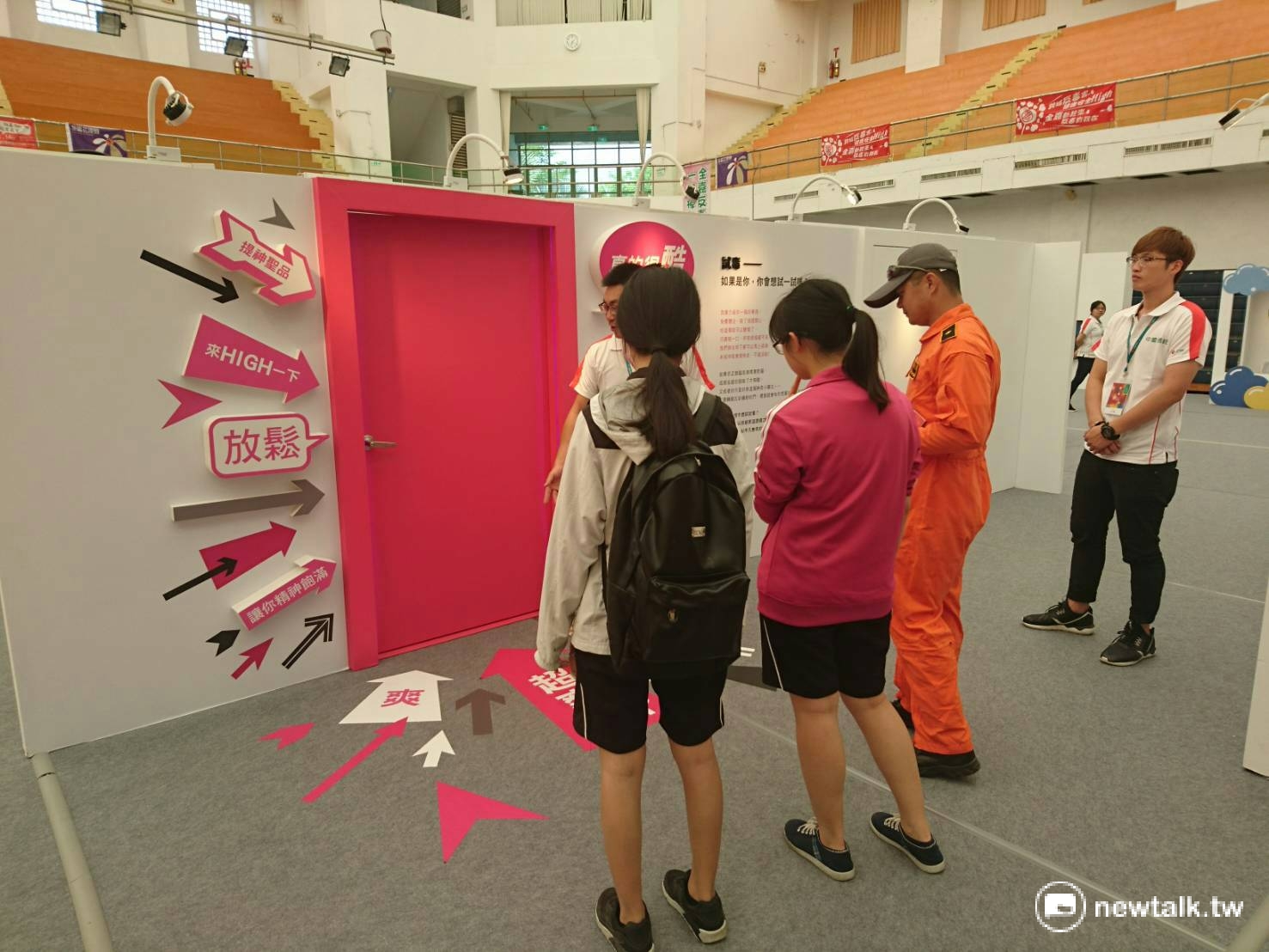 嘉義縣長張花冠結合企業反毒的行動,早在5月初已經以運用新科技-多媒體互動、AR情境虛擬及3D電影巡迴車,宣導反毒品行動嘉義縣長張花冠結合企業反毒的行動。 嘉義縣長張花冠結合企業反毒的行動,早在5月初已經以運用新科技-多媒體互動、AR情境虛擬及3D電影巡迴車,宣導反毒品行動嘉義縣長張花冠結合企業反毒的行動。