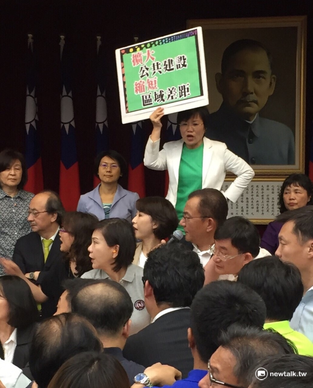 民進黨籍的立委劉世芳11日對國民黨的行為表示不滿,表示國民黨繼續阻擾前瞻計畫,甚至在進行協商時以刪除高捷黃線為要脅,與全高雄人為敵! 圖: 翻攝自劉世芳臉書 民進黨籍的立委劉世芳11日對國民黨的行為表示不滿,表示國民黨繼續阻擾前瞻計畫,甚至在進行協商時以刪除高捷黃線為要脅,與全高雄人為敵! 圖: 翻攝自劉世芳臉書