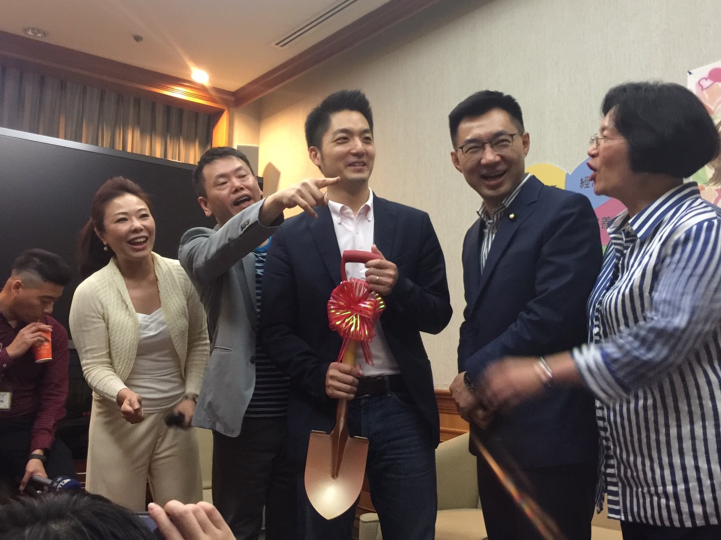 國民黨立委蔣萬安、李彥秀、江啟臣、林為洲、王惠美等人12日召開「親愛的,讓我們再生一個」記者會,江啟臣送一把金鏟子(產子)給蔣萬安,鼓勵再生一個,讓蔣萬安壓力好大。 圖:林人芳/攝 國民黨立委蔣萬安、李彥秀、江啟臣、林為洲、王惠美等人12日召開「親愛的,讓我們再生一個」記者會,江啟臣送一把金鏟子(產子)給蔣萬安,鼓勵再生一個,讓蔣萬安壓力好大。 圖:林人芳/攝