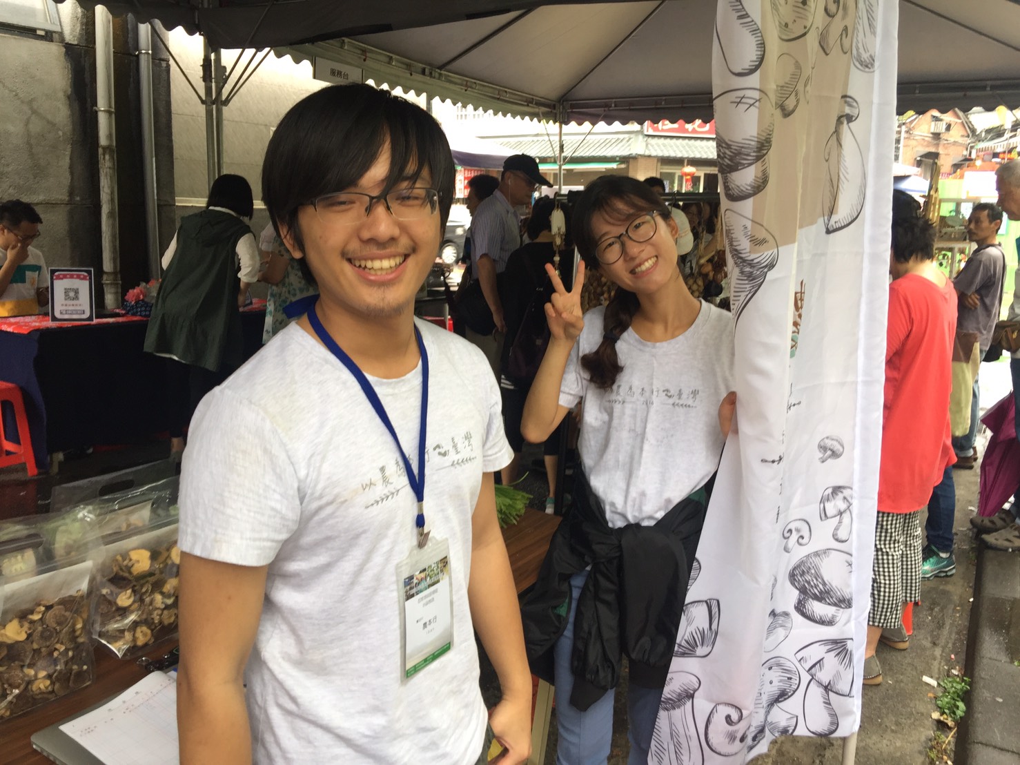 在浪漫的花海中,不論是民眾或工作人員,開心的心情都寫在臉上。 圖:鄒麗泳攝 在浪漫的花海中,不論是民眾或工作人員,開心的心情都寫在臉上。 圖:鄒麗泳攝