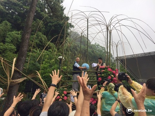 客委會主委李永得拋繡球。 客委會主委李永得拋繡球。
