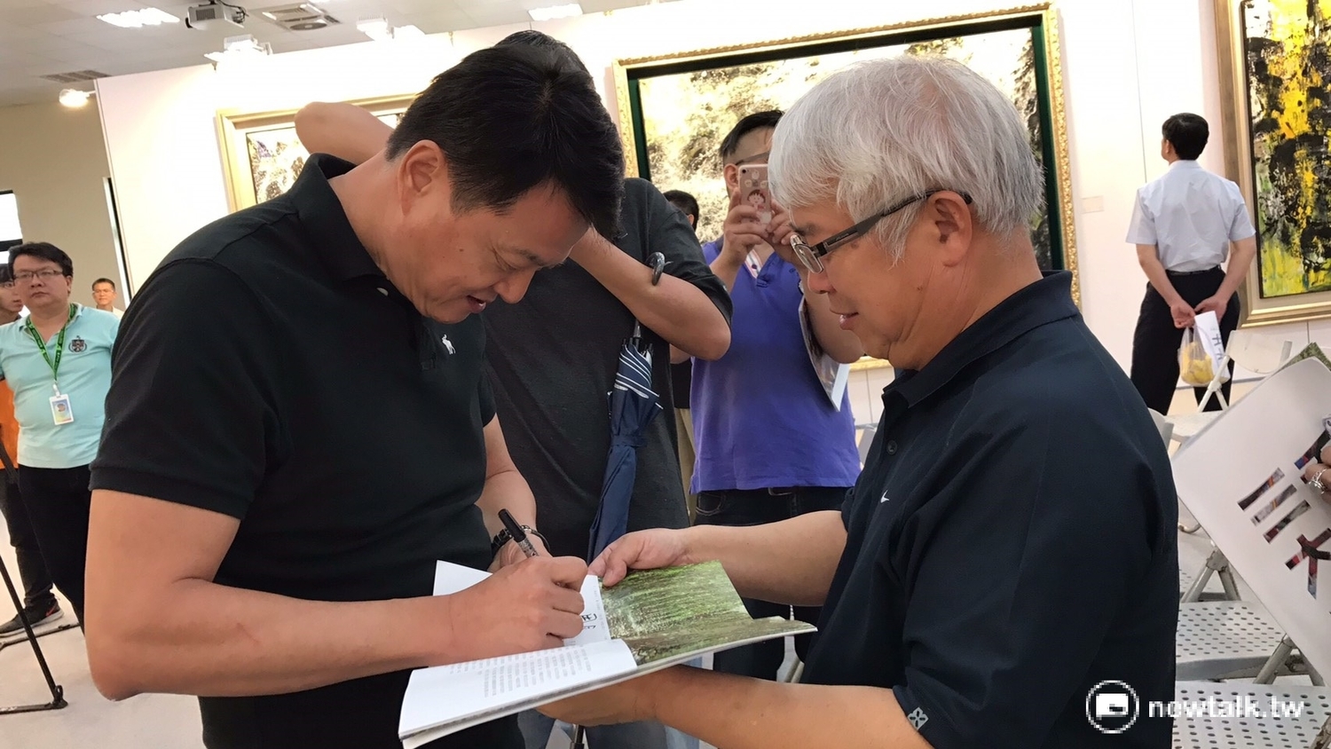前台北縣長周錫瑋中和畫展今天辦開幕茶會,不少民眾索取親筆簽名。 前台北縣長周錫瑋中和畫展今天辦開幕茶會,不少民眾索取親筆簽名。