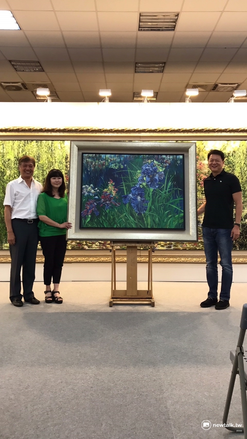 前台北縣長周錫瑋中和畫展今天辦開幕茶會,不少民眾索取親筆簽名。 前台北縣長周錫瑋中和畫展今天辦開幕茶會,不少民眾索取親筆簽名。