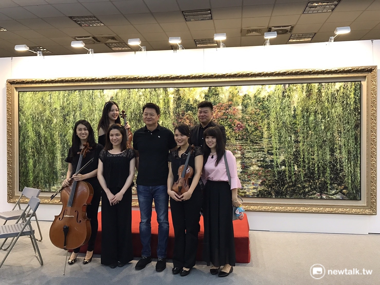 前台北縣長周錫瑋中和畫展今天辦開幕茶會,不少民眾索取親筆簽名。 前台北縣長周錫瑋中和畫展今天辦開幕茶會,不少民眾索取親筆簽名。