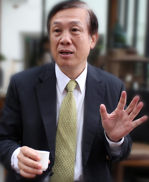 商總理事長賴正鎰說, 政府強推一例一休制度,導致企業營運成本增加、勞工薪水不會調漲,民眾還得承擔物價上漲苦果,最後將是三輸局面。 圖:翻攝自網路 商總理事長賴正鎰說, 政府強推一例一休制度,導致企業營運成本增加、勞工薪水不會調漲,民眾還得承擔物價上漲苦果,最後將是三輸局面。 圖:翻攝自網路
