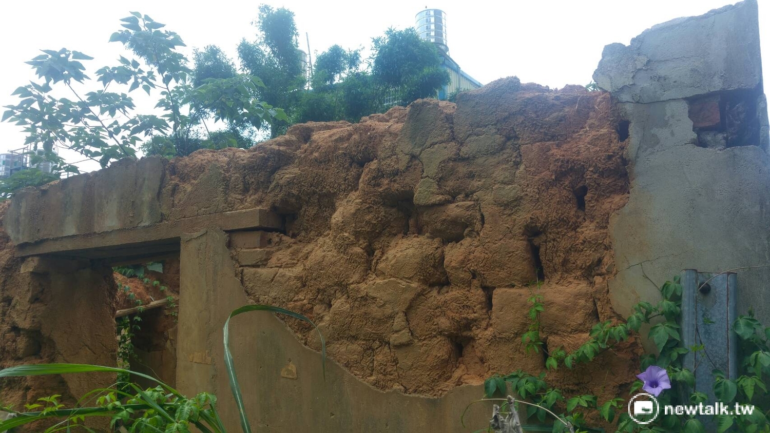 張家古宅是柴疏山聚落唯二土埆磚造建築,曾生產聖誕燈泡,見證東區聖誕燈泡產業史。 圖:汪少凡/攝 張家古宅是柴疏山聚落唯二土埆磚造建築,曾生產聖誕燈泡,見證東區聖誕燈泡產業史。 圖:汪少凡/攝