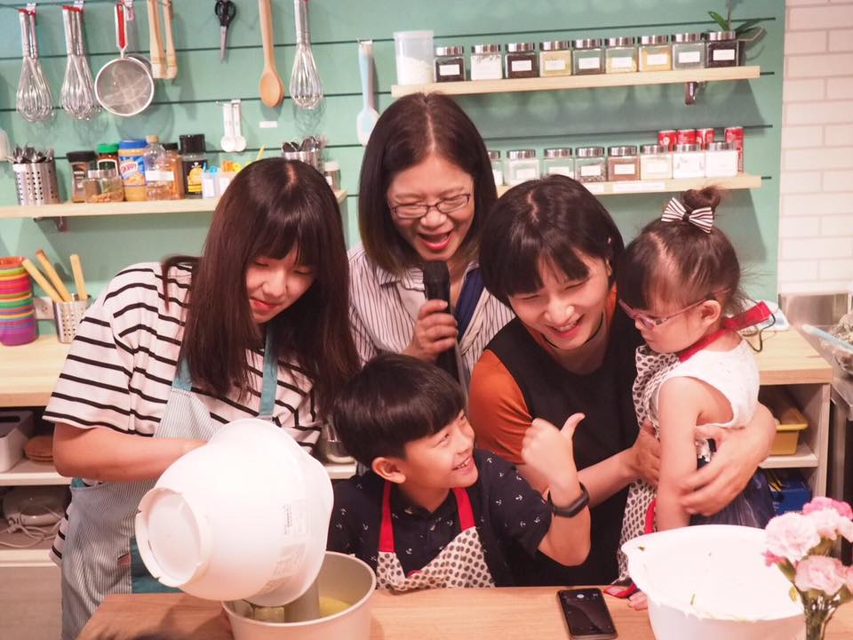 管碧玲今(14日)邀請七組家庭由爸爸們帶著孩子親手製作蛋糕,獻給在場督軍的媽媽們。 圖:翻攝自管碧玲臉書 管碧玲今(14日)邀請七組家庭由爸爸們帶著孩子親手製作蛋糕,獻給在場督軍的媽媽們。 圖:翻攝自管碧玲臉書