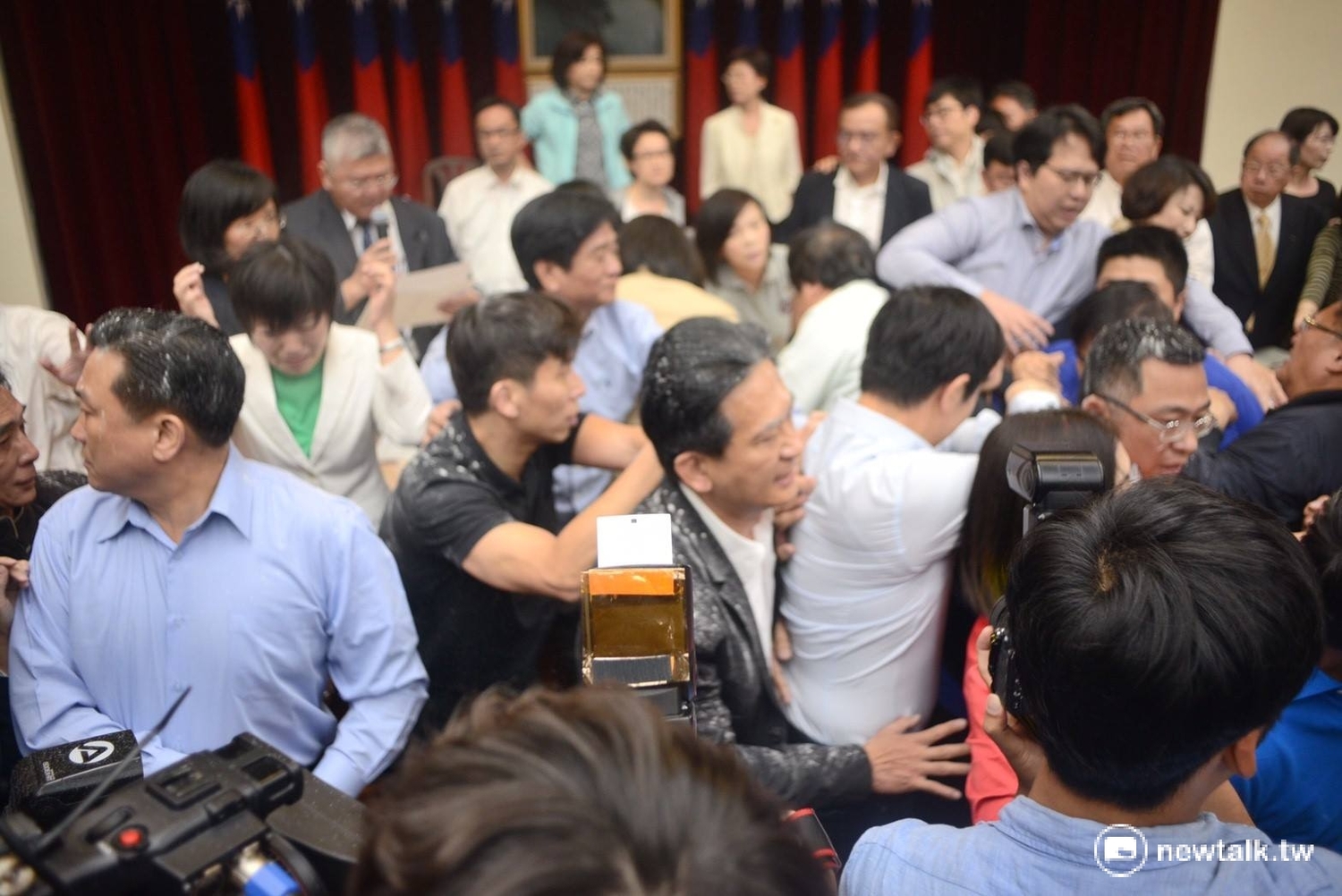 前瞻基礎建設特別條例草案,自4月24日委員會答詢結束後,藍綠已經纏鬥進入第4周,上周5月11日,藍綠爆發強力推擠,國民黨還灑太白粉,灑得藍綠立委白頭白臉的。 圖:翻攝自蘇巧慧臉書 前瞻基礎建設特別條例草案,自4月24日委員會答詢結束後,藍綠已經纏鬥進入第4周,上周5月11日,藍綠爆發強力推擠,國民黨還灑太白粉,灑得藍綠立委白頭白臉的。 圖:翻攝自蘇巧慧臉書