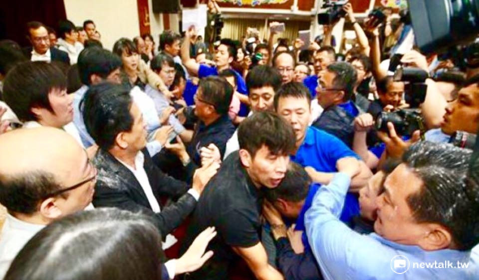 前瞻基礎建設特別條例草案,自4月24日委員會答詢結束後,藍綠已經纏鬥進入第4周,上周5月11日,藍綠爆發強力推擠,國民黨還灑太白粉,灑得藍綠立委白頭白臉的。 圖:翻攝第劉世芳臉書 前瞻基礎建設特別條例草案,自4月24日委員會答詢結束後,藍綠已經纏鬥進入第4周,上周5月11日,藍綠爆發強力推擠,國民黨還灑太白粉,灑得藍綠立委白頭白臉的。 圖:翻攝第劉世芳臉書