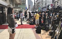藝人豬哥亮因大腸癌末期入院多時,因癌末、肝衰竭於日清晨5時左右去世,他的遺體送往新北市板橋的殯會館處理後事,大批媒體在殯葬會館外守候。
圖:中央社/攝 藝人豬哥亮因大腸癌末期入院多時,因癌末、肝衰竭於日清晨5時左右去世,他的遺體送往新北市板橋的殯會館處理後事,大批媒體在殯葬會館外守候。
圖:中央社/攝